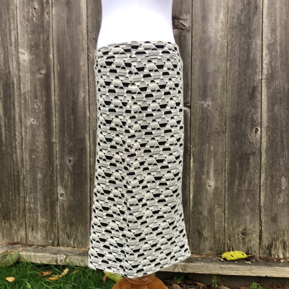 Black and White Pencil Skirt in geometric diamond shaped design pattern. Size M - Picture 3 of 5